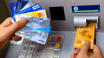 Cardul bancar, accesoriul preferat al românilor: mirosul banilor cash, dat uitării