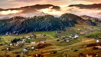 Satul din România unde casele românilor “zgârie cerul”, iar aerul este sănătate curată: unde-l găsești