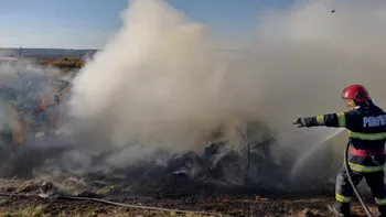 Incendiu de proporții în Prahova. Un depozit de furaje a luat foc