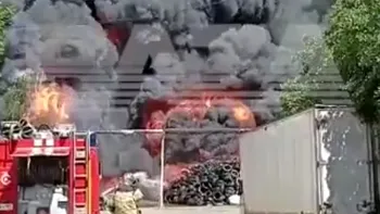 VIDEO Incendiu uriaș pe o autostradă din sudul Moscovei. Intervin elicopterele cu apă