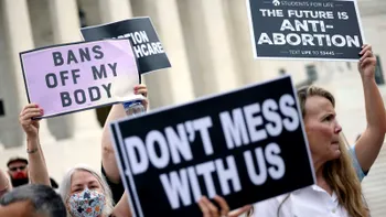 Roe vs. Wade și disputa pe seama avorturilor din SUA: ce a decis instanța, ce măsuri iau companiile media
