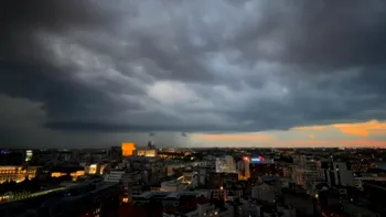 Ro-Alert: Cod Roșu de furtuni în Capitală. Patru avioane au avut probleme la aterizare pe Otopeni. 40 de trenuri, blocate în Gara de Nord
