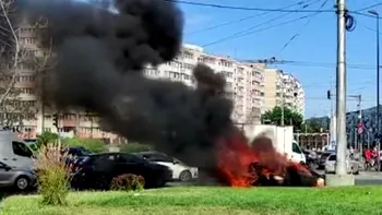 Mașină în flăcări, în Piața Obor din București. Poliția a deschis anchetă