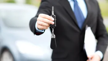 Piața auto, la fel ca imobiliarele, intră-n colaps: dacă deții un autoturism, fie și rablă, nu-l vinde. Vin vremuri grele