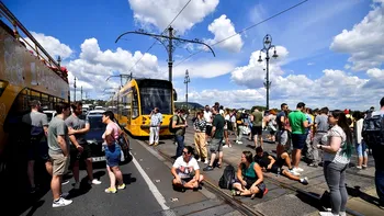 Proteste la Budapesta. Ungurii ieșiți în stradă au blocat un pod de peste Dunăre