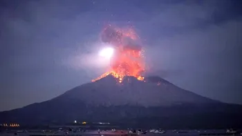 Alertă de gradul 5 în Japonia, după ce un vulcan faimos a erupt de două ori. Populația, evacuată de urgență