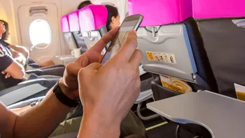 Cum te poți trezi cu un cost uriaș la factura de la telefon când mergi cu avionul. Greșeala pe care trebuie să o eviți