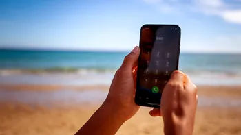 De ce să nu îți încarci niciodată telefonul de la bateria externă atunci când mergi la plajă. Pericolul la care te expui fără să știi