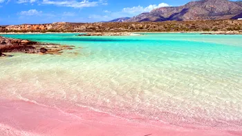 Cea mai spectaculoasă plajă din Grecia. Plaja are nisip roz, iar marea este de un albastru uimitor