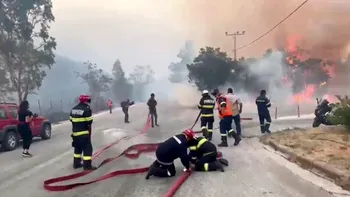 Incendii uriașe lângă Atena, pompierii nu mai fac față. Case și spitale, evacuate de urgență