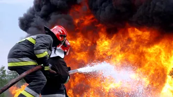 FOTO Incendiu în centrul Capitalei. 10 mașini de pompieri intervin, traficul este blocat pe Calea Victoriei