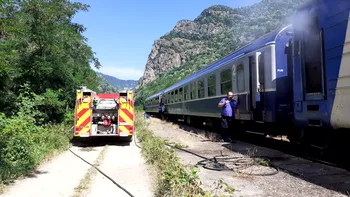 Locomotiva unui tren cu 100 de călători a luat foc, pe ruta Oradea-Valea lui Mihai. Mecanicul a făcut un gest eroic