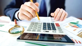 Modificările Noului Cod Fiscal. Cresc accizele la tutun și alcool. Ce se întâmplă cu tichetele cadou