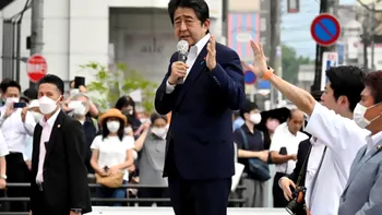 Fostul premier japonez a murit, după ce a fost împușcat. Momentul în care s-a prăbușit