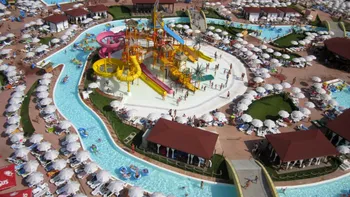 Panică la parcul acvatic de distracții Divertiland. Un adolescent s-a prăbușit de la mare înălțime