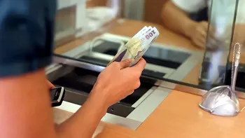 Cum reușesc mii de români datori la bănci să 
