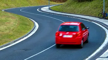 Greșeala pe care nu trebuie să o facă niciun șofer pe un drum cu serpentine