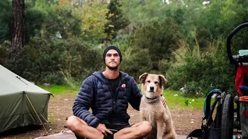 Tânărul care a înconjurat Pământul împreună cu câinele său. În cât timp au reușit, mergând pe jos cate 37 de km pe zi