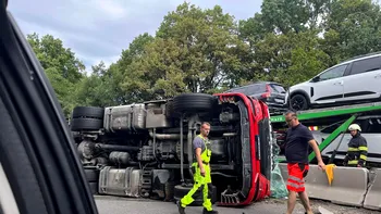 Accident grav pe Dealu Negru.  Un TIR s-a răsturnat pe șosea. Traficul în zonă este parțial blocat