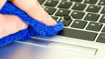 Cum să-ți cureți corect laptopul de praf: ce ai voie să faci, ce este total interzis