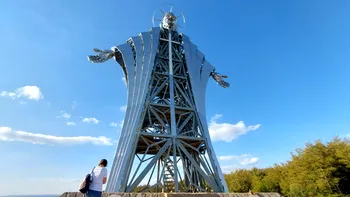 Statuia bizară a lui Isus, din Harghita. Construită de un om de afaceri religios, amintește de Transformers sau Terminator