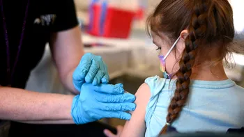 Înapoi, în viitor. Mulți părinți nu mai au încredere în vaccin: dezinformarea și sărăcia, principalii factori ai dezastrului