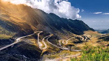 Secretele celui mai frumos drum din România, facut pentru a opri o posibilă invazie armată. Transalpina este o copie a unui vechi drum roman