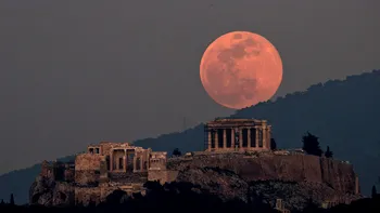 Scoate camera foto de la „naftalină”: Superluna face spectacol pe cer, în această seară
