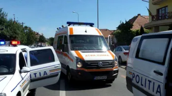 FOTO Accident în Bihor: O mașină și un TIR s-au răsturnat pe șosea după ce s-au ciocnit. Trafic blocat în zonă