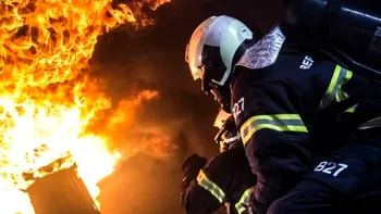Explozie urmată de incendiu într-un bloc din orașul Târgu Mureș. Pompierii intervin la fața locului