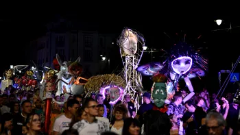 Între 25 august și 1 septembrie, Craiova devine capitala păpușilor gigant la Festivalul Puppets Occupy Street [P]