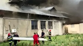 Incendiu de proporții la o fabrică din Mizil. 30 de pompieri încearcă să stingă flăcările