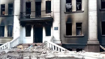 Rușii se grăbesc să repare teatrul din Mariupol. „Vor să acopere urmele crimei lor”