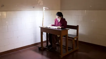 Tânăr de 23 de ani care a inventat o nouă formă de a produce electricitate. Invenția ar ajuta milioane de copii de pe glob