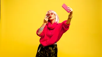 Asta da reformă în Educație, fix ce ne lipsea: cursuri de blogger, vlogger şi influencer, ținute la o universitate renumită din România