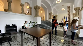Un copil de 6 ani, rănit după ce o statuie a căzut peste el în holul Primăriei Capitalei. Reacția instituției