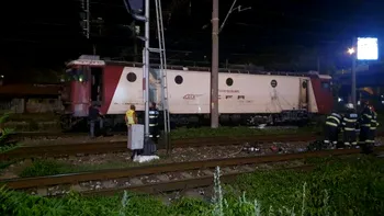 O locomotivă electrică a luat foc în Gara Ploiești Sud. Echipele de intervenție acționează cu azot