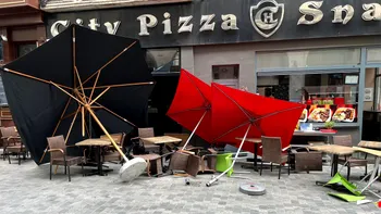 Incident în Bruxelles. O dubă a intrat în oamenii de la o terasă. Suspectul este căutat cu elicopterul