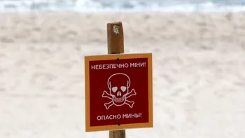 Momentul în care o mină de război a explodat pe o plajă din Odesa, surprins de camerele filmat. Doi bărbați au fost uciși