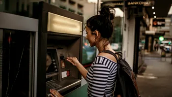 Utilizarea cardului la bancomat, pasibilă de închisoare: ce pățești în România, dacă nu este cardul tău