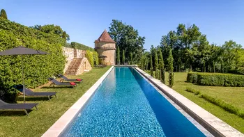 Inteligența artificială le dă bătăi de cap francezilor cu piscine nedeclarate: cum i-a dat de gol în fața autorităților