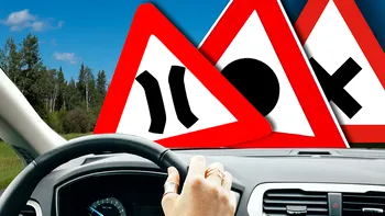 Codul Rutier 2022 - semnul de circulație care pune șoferii români în dilemă, poți rămâne fără permis de conducere: ce înseamnă de fapt
