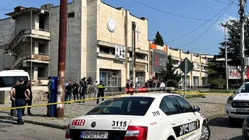FOTO Luare de ostatici într-o bancă din Georgia. Un bărbat înarmat cere o sumă uriașă ca să-i elibereze