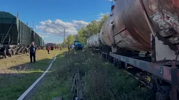 Mai multe vagoane cu kerosen au deraiat în Suceava, în apropiere de granița cu Ucraina. Echipajele ISU, la fața locului