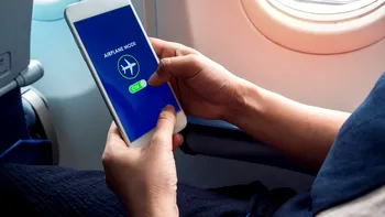 De ce trebuie să pui neapărat telefonul pe modul avion când zbori. Motivul surprinzător la care sigur nu te-ai fi gândit