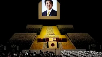 Scandal la funeraliile de stat pentru premierul Japoniei. La ceremonie au participat și oficiali români