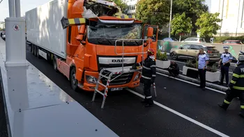 Un TIR s-a blocat în Pasajul Unirii, din București, recent deschis. Primarul Sectorului 4: „Lucrarea respectă norma” FOTO