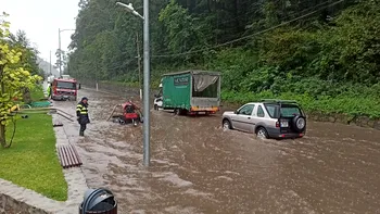 VIDEO Inundații pe Valea Oltului, după codul roșu de furtuni. Trafic deviat de polițiști