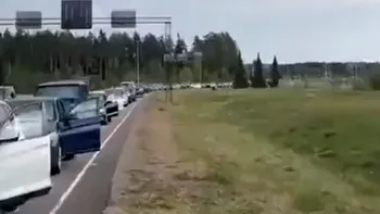 VIDEO Rușii fug masiv din țară. Cozi kilometrice la granița cu o țară europeană, imaginile sunt uimitoare