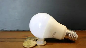 Cum faci economie la energie în România, plătești mai puțin la curent și te încadrezi în plafonul Guvernului